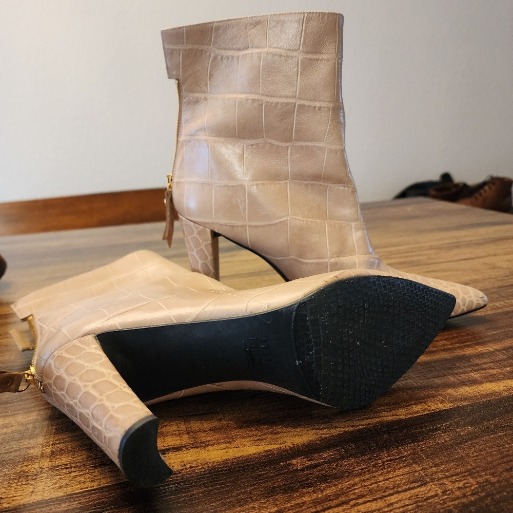 STUART WEITZMAN Beige CROC Print Embossed LEATHER Ankle Zip Heel BOOTS 9 M - Picture 7 of 7